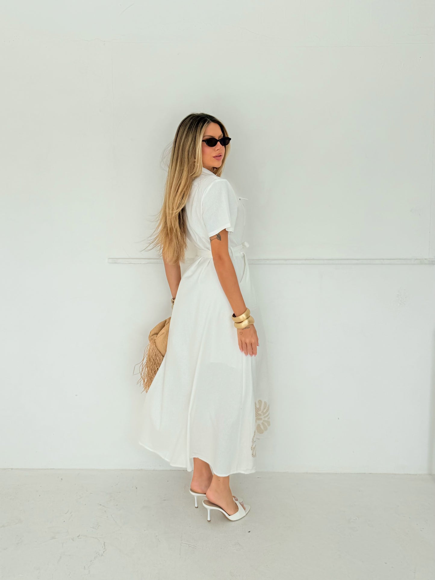 Vestido Branco Midi com Detalhes Vazados