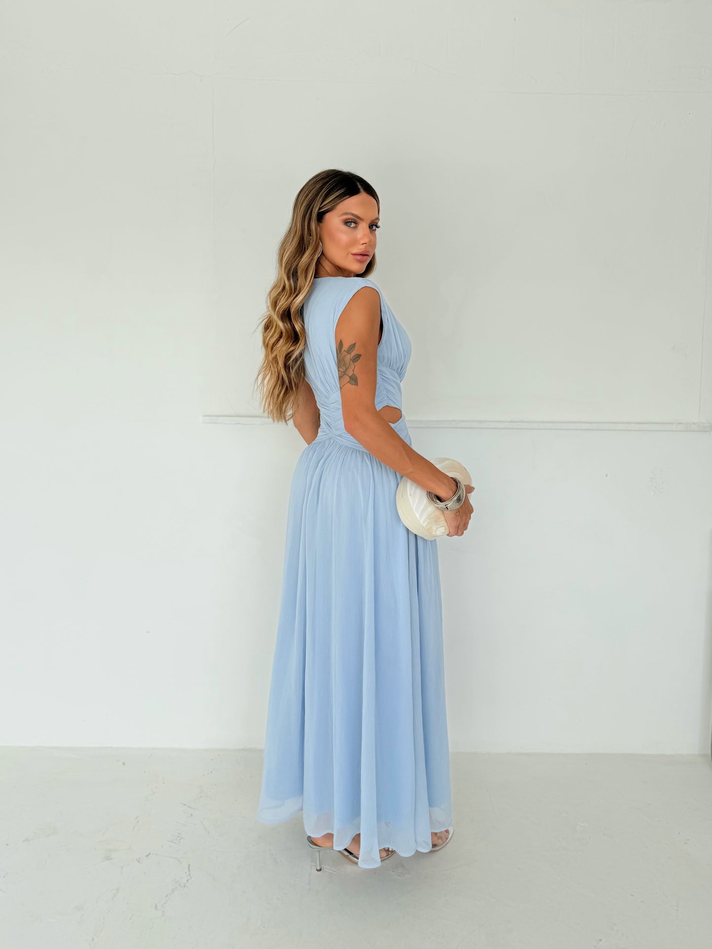Vestido Longo Azul Sereno com Recortes