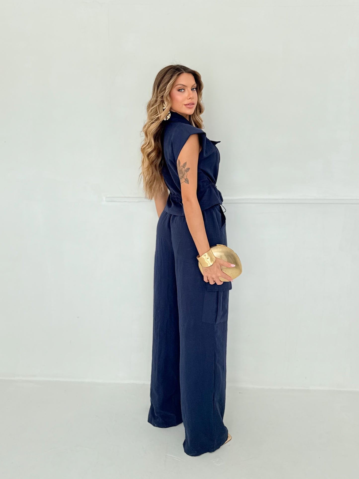 Conjunto Azul Marinho com Blusa Estruturada e Calça Pantalona