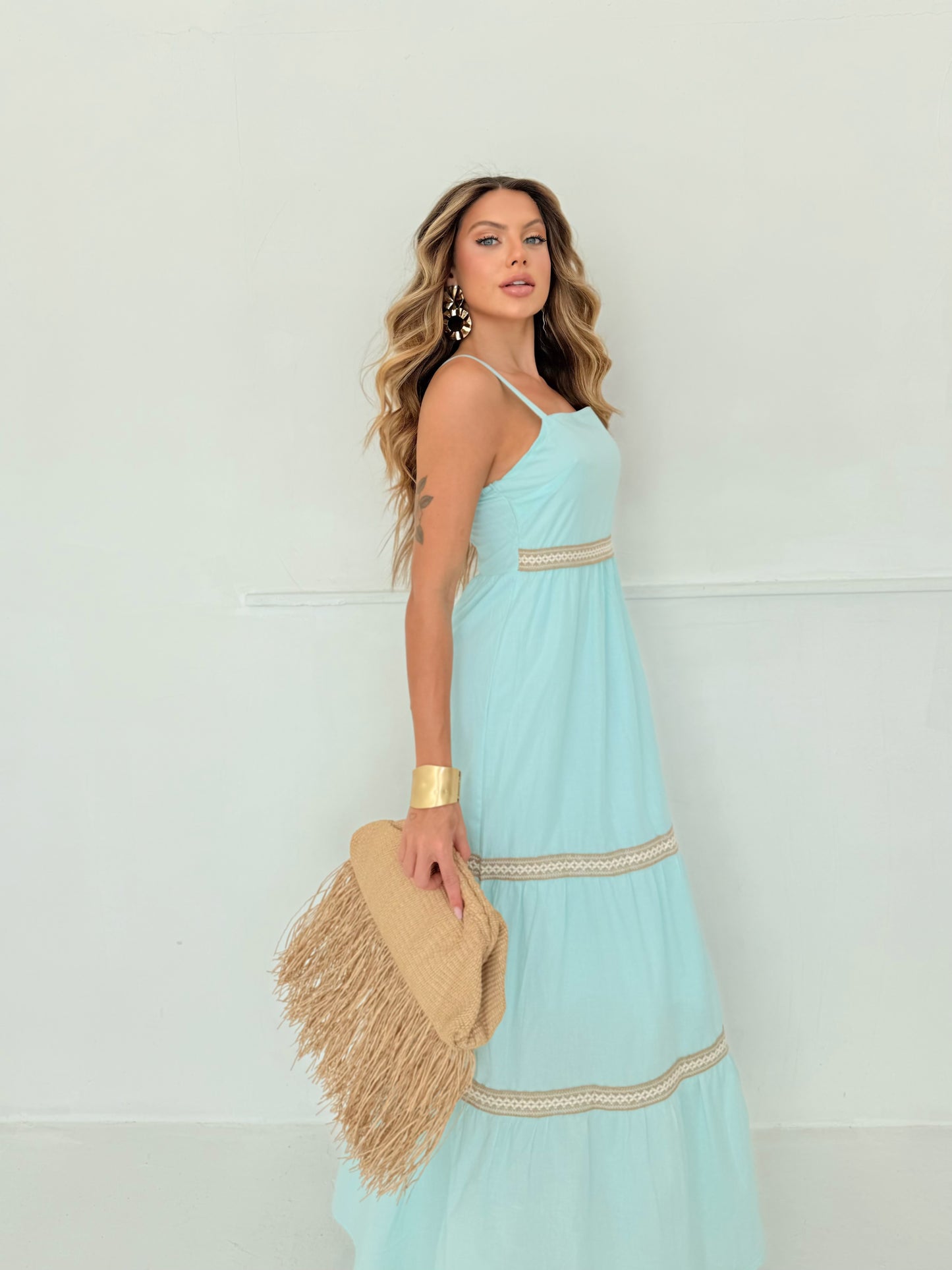 Vestido Longo Azul Claro com Detalhes em Renda