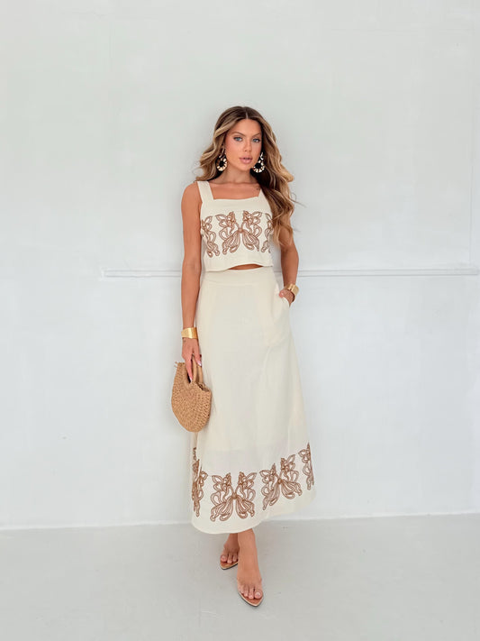 Conjunto Cropped e Saia Midi Off-White com Bordado Floral
