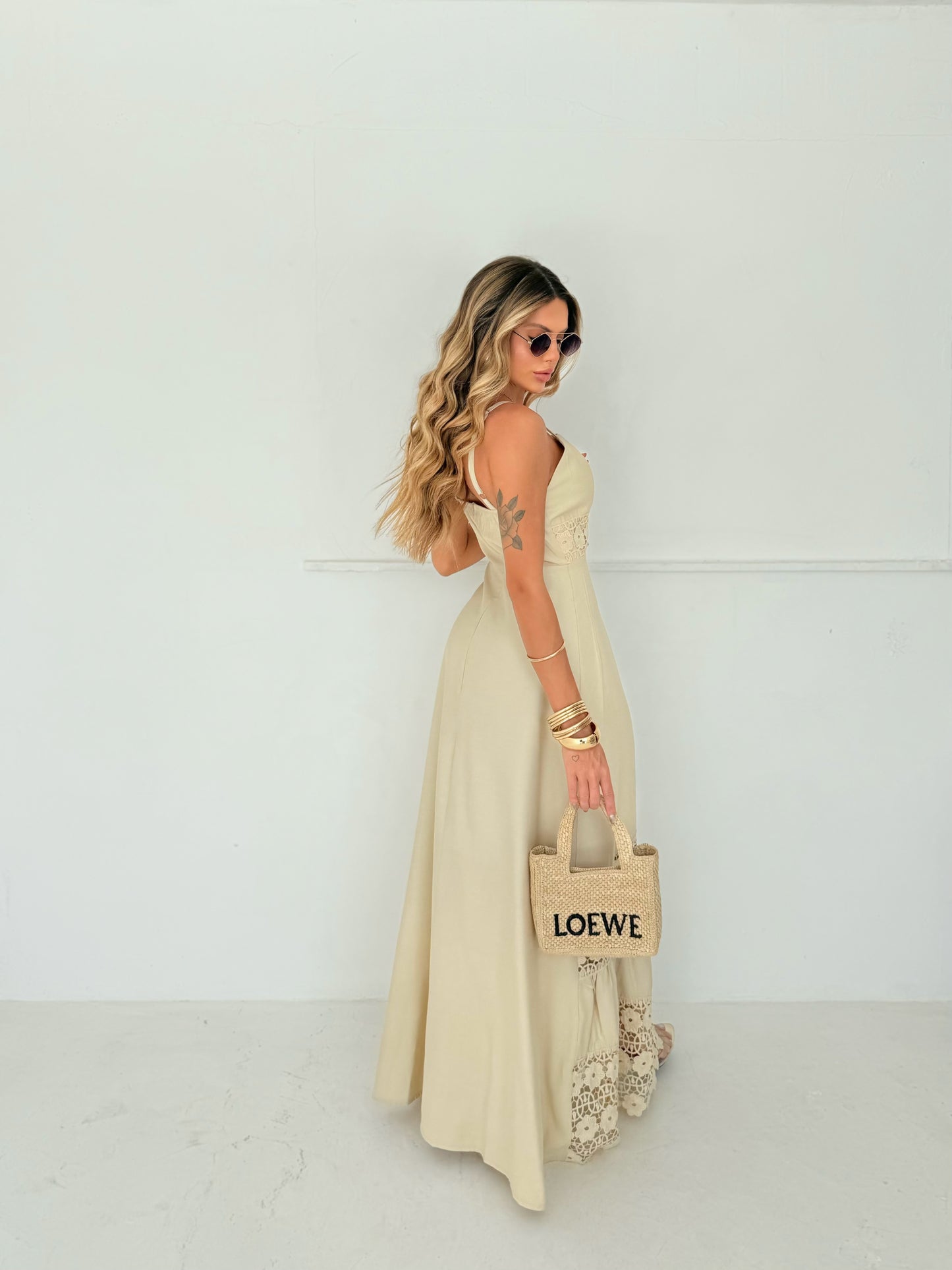 Vestido Longo Bege Bordado Tropical