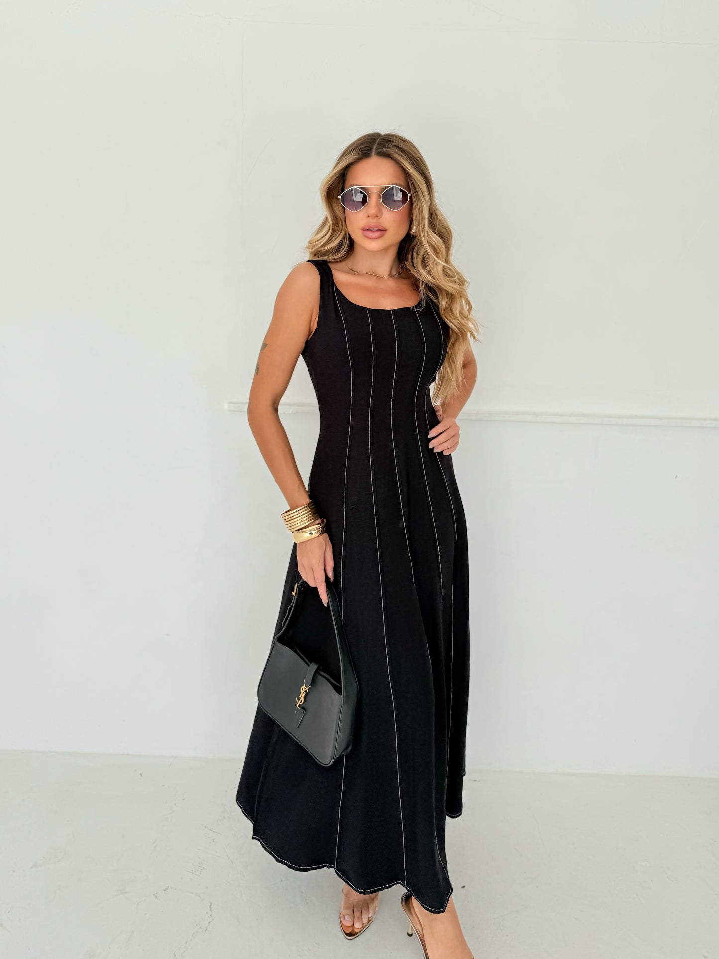 Vestido Longo Preto com Costura Contrastante