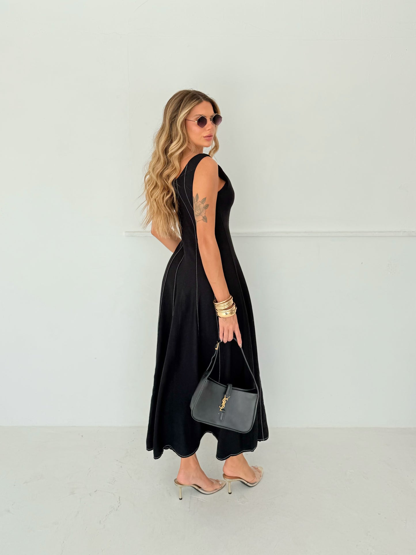 Vestido Longo Preto com Costura Contrastante
