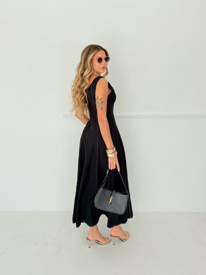 Vestido Longo Preto com Costura Contrastante