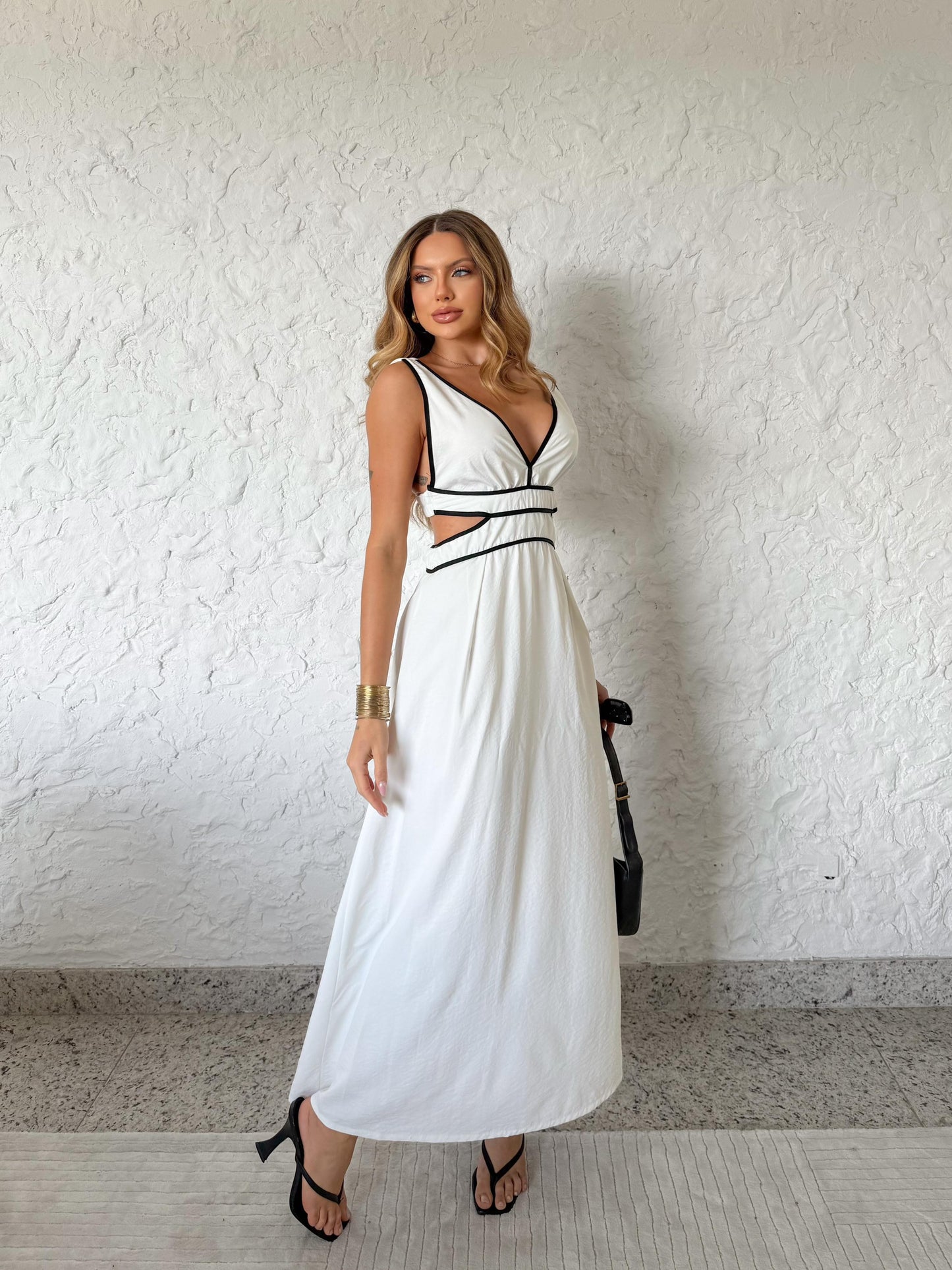 Vestido Branco e Preto com Abertura Lateral